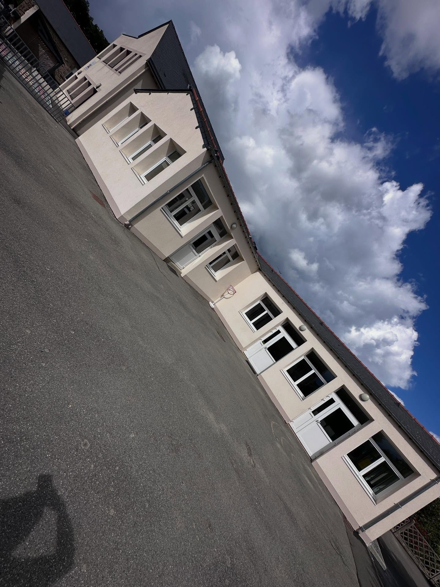 Façade immeuble avec vitres nettoyées par Tom Vitres
