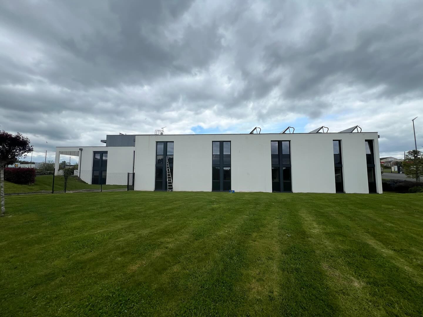 Bâtiment moderne avec vitres propres après intervention Tom Vitres